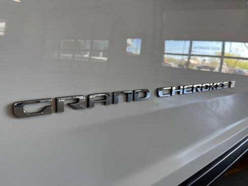 Used 2023 Jeep Grand Cherokee Laredo w/ Luxury Tech Group I AWD/4WD image 13