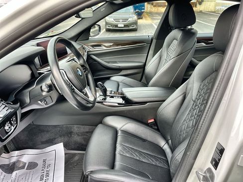 Certified 2022 BMW 530i xDrive w/ Convenience Package image 11