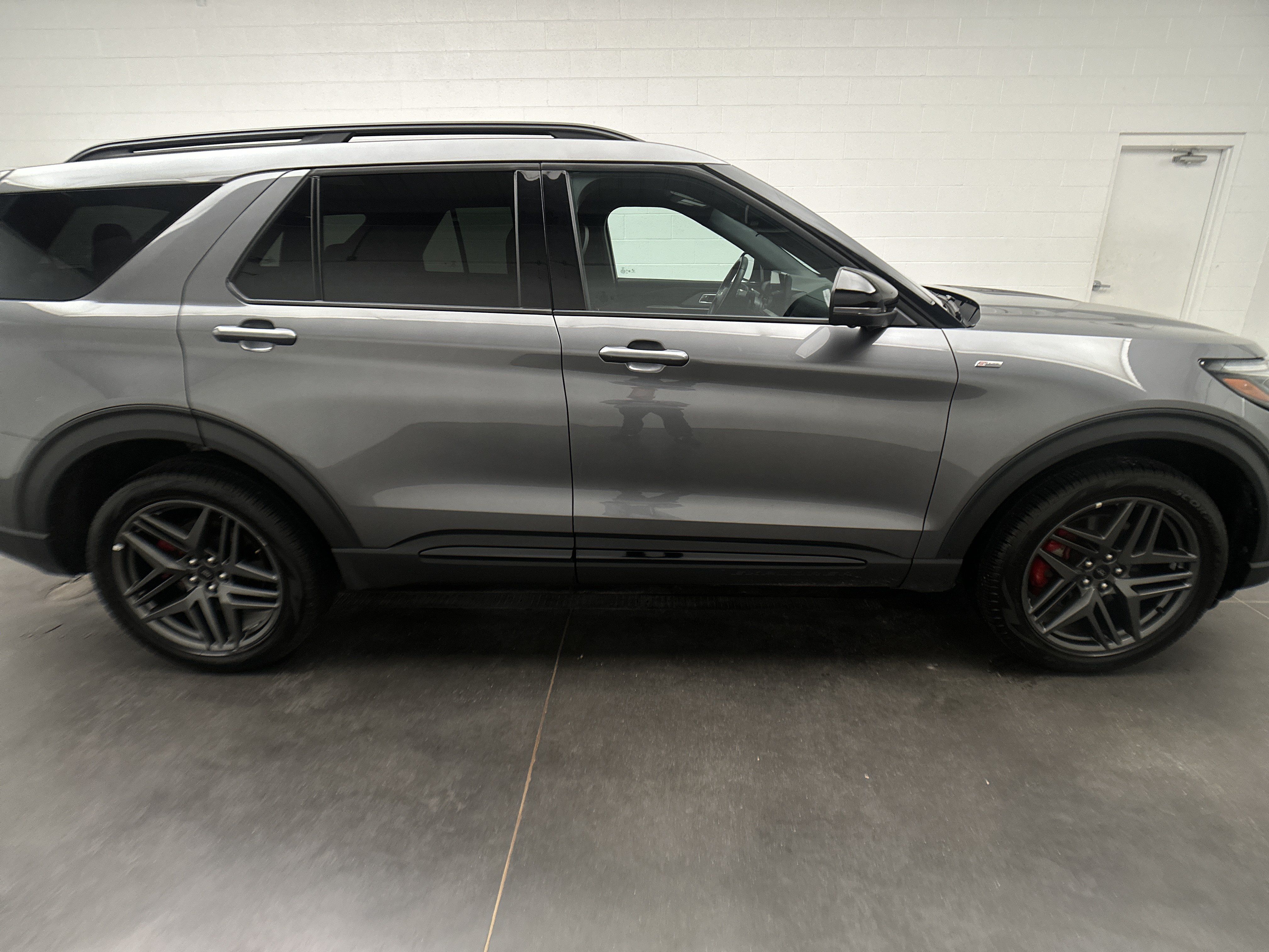 Used 2025 Ford Explorer ST-Line w/ ST-Line Street Pack AWD/4WD image 11