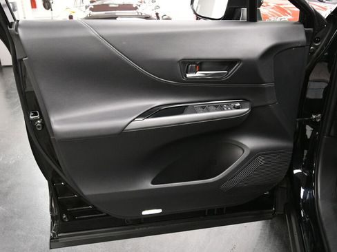 Used 2022 Toyota Venza LE image 11