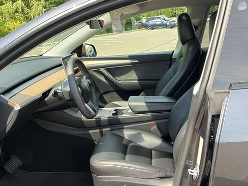 Used 2024 Tesla Model Y Long Range AWD/4WD image 9