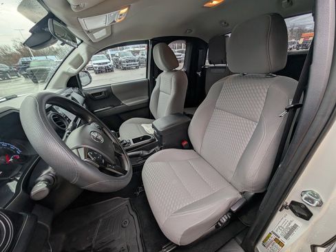 Used 2022 Toyota Tacoma SR image 13