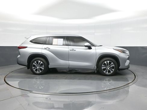 Certified 2021 Toyota Highlander XLE image 8