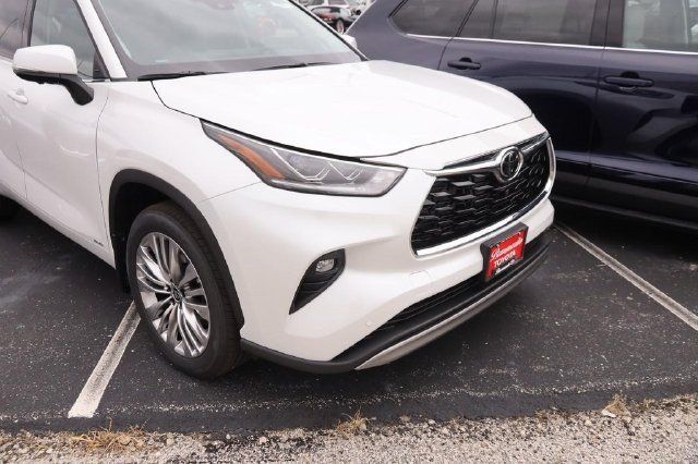 New 2026 Toyota Highlander Platinum AWD/4WD image 2