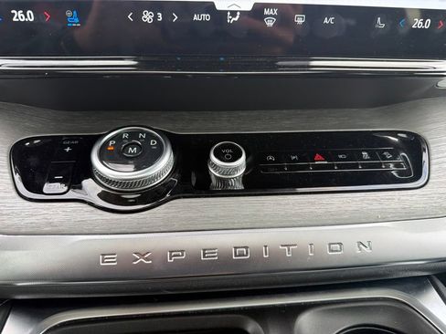 Used 2025 Ford Expedition Platinum AWD/4WD image 17