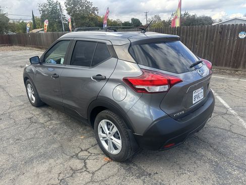 Used 2019 Nissan Kicks S image 3