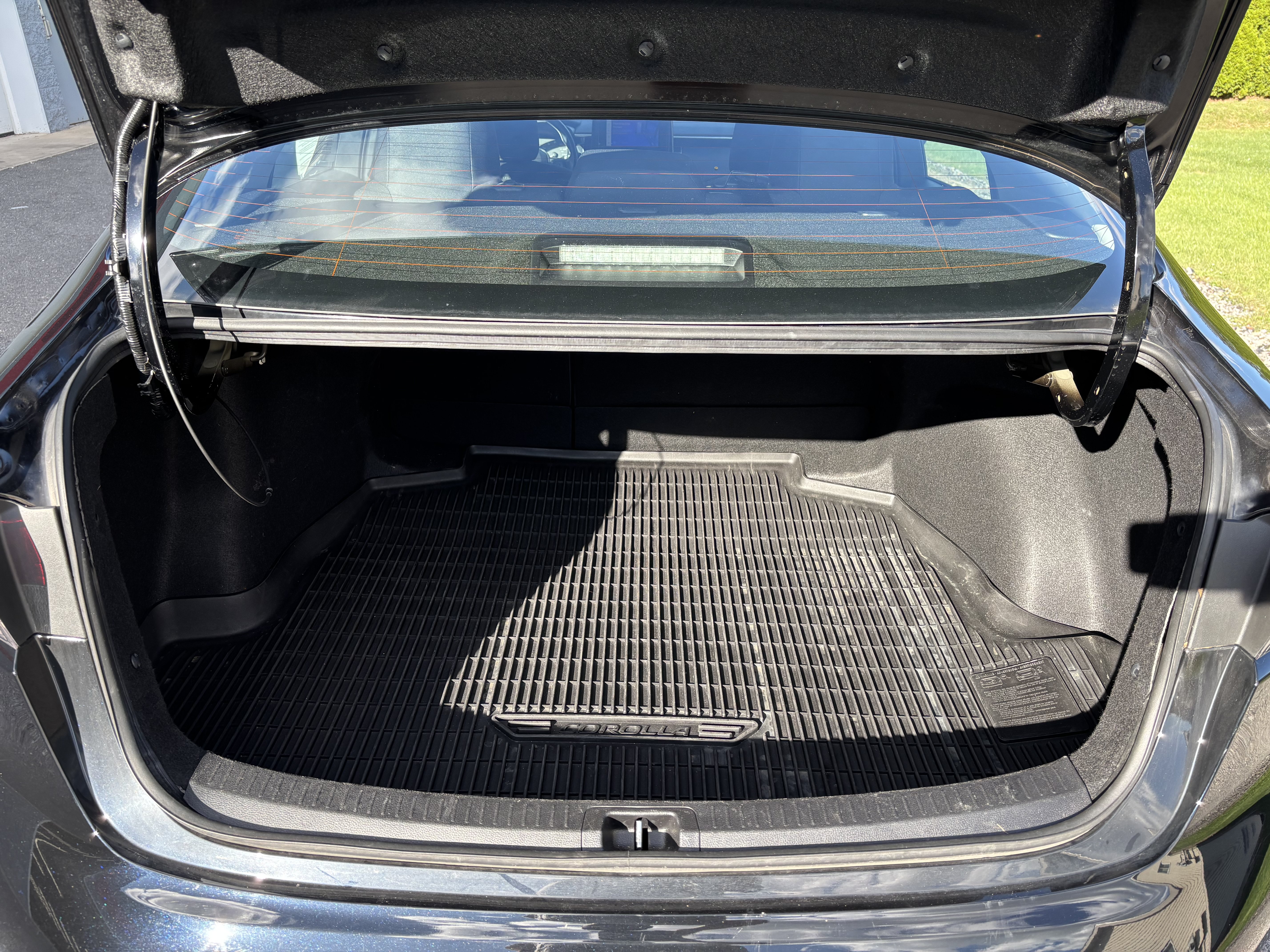 Used 2025 Toyota Corolla LE FWD image 5