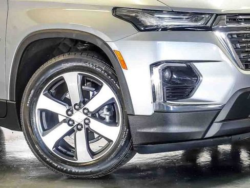 Used 2023 Chevrolet Traverse LT w/ LT Premium Package AWD/4WD image 4