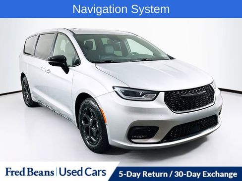 Used 2023 Chrysler Pacifica Limited w/ S Appearance Package FWD image 1