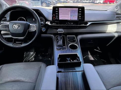 Used 2022 Toyota Sienna Limited image 11