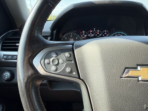 Used 2019 Chevrolet Suburban Premier w/ Premier Plus Edition RWD image 17