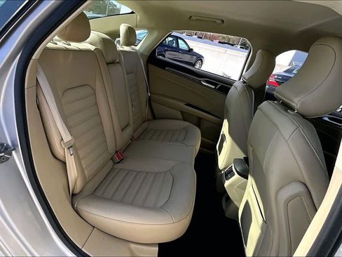 Used 2016 Ford Fusion SE w/ Equipment Group 202A image 19