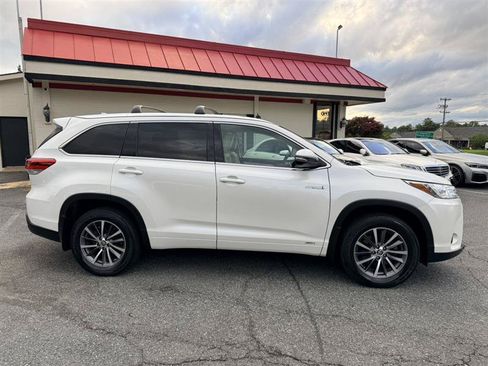 Used 2017 Toyota Highlander XLE AWD/4WD image 4