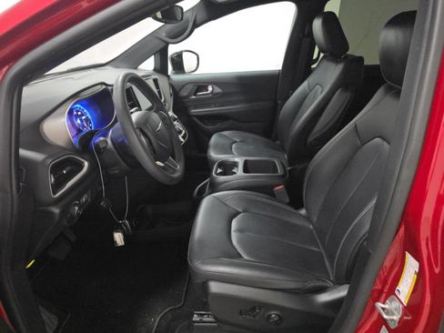 Used 2025 Chrysler Pacifica Select FWD image 4