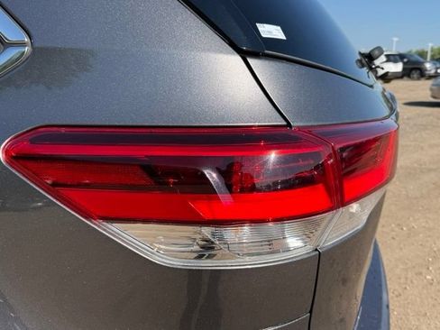 Used 2019 Toyota Highlander XLE AWD/4WD image 12