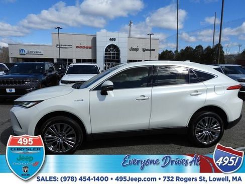 Used 2021 Toyota Venza XLE w/ Softex Package image 2