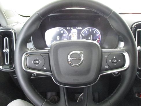 Used 2022 Volvo XC40 T5 Momentum image 91