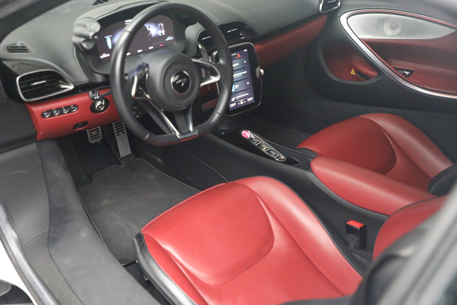 Used 2023 McLaren Artura RWD image 24