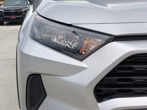 Used 2021 Toyota RAV4 LE image 9