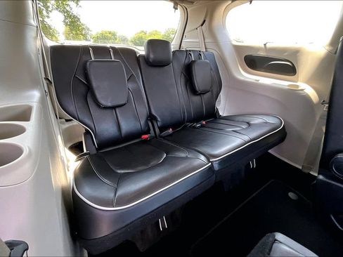 Used 2023 Chrysler Pacifica Limited FWD image 27