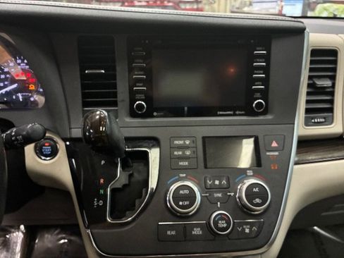 Used 2018 Toyota Sienna XLE Premium image 23