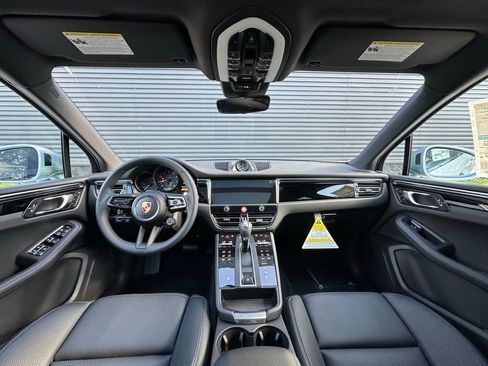Certified 2025 Porsche Macan image 33