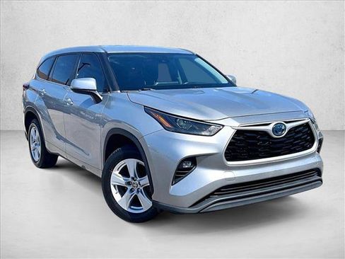 Used 2023 Toyota Highlander LE FWD image 12