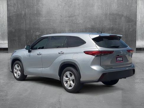 Used 2022 Toyota Highlander L FWD image 8
