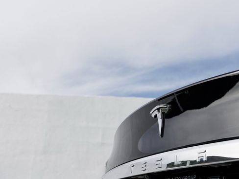 Used 2013 Tesla Model S Performance image 12