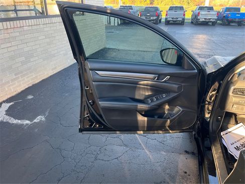 Used 2018 Honda Accord LX image 19