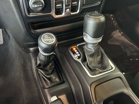 Used 2023 Jeep Gladiator Sport image 39