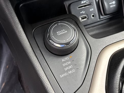 Used 2017 Jeep Cherokee Latitude AWD/4WD image 21