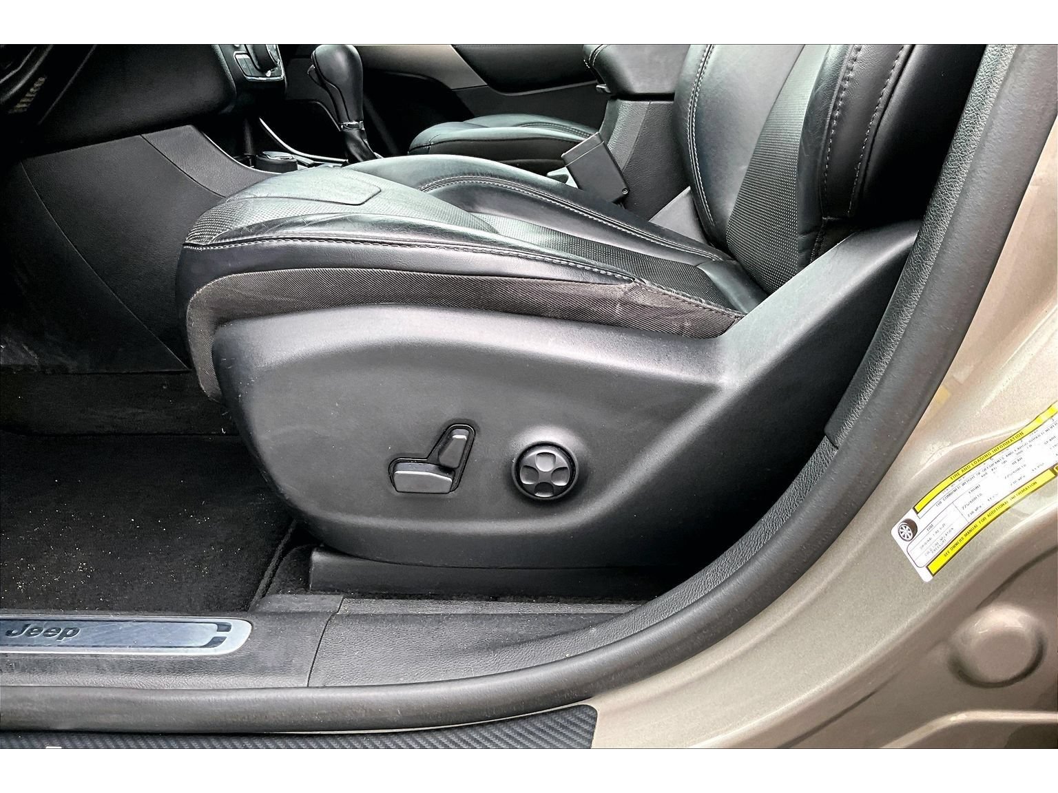 Used 2019 Jeep Cherokee Limited AWD/4WD image 28
