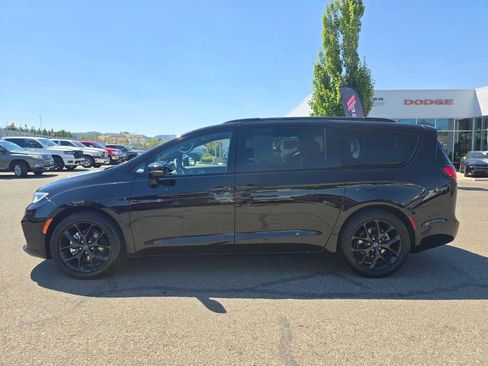 Used 2025 Chrysler Pacifica Limited FWD image 2