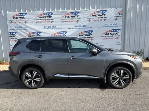 Used 2023 Nissan Rogue SL w/ SL Premium Package image 2