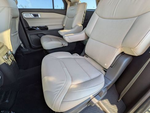 Used 2023 Ford Explorer Platinum w/ Technology Package AWD/4WD image 35