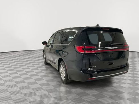 Used 2024 Chrysler Pacifica Touring-L image 8