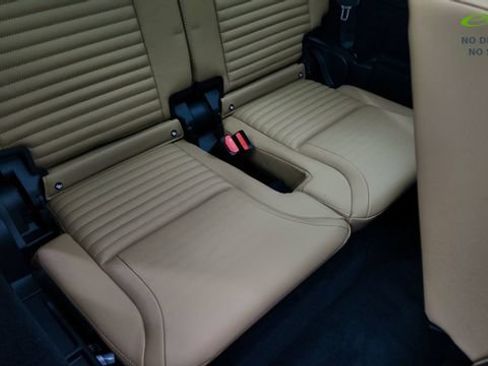 Used 2024 Land Rover Discovery Metropolitan Edition AWD/4WD image 37