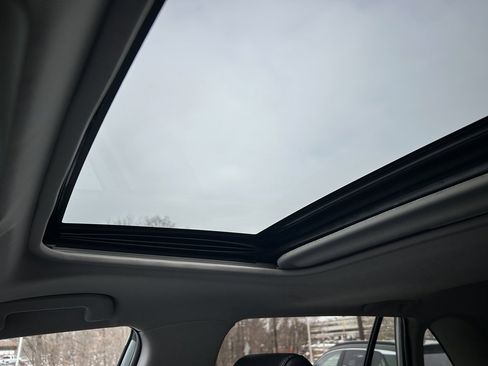 Used 2022 Toyota RAV4 XLE Premium image 15