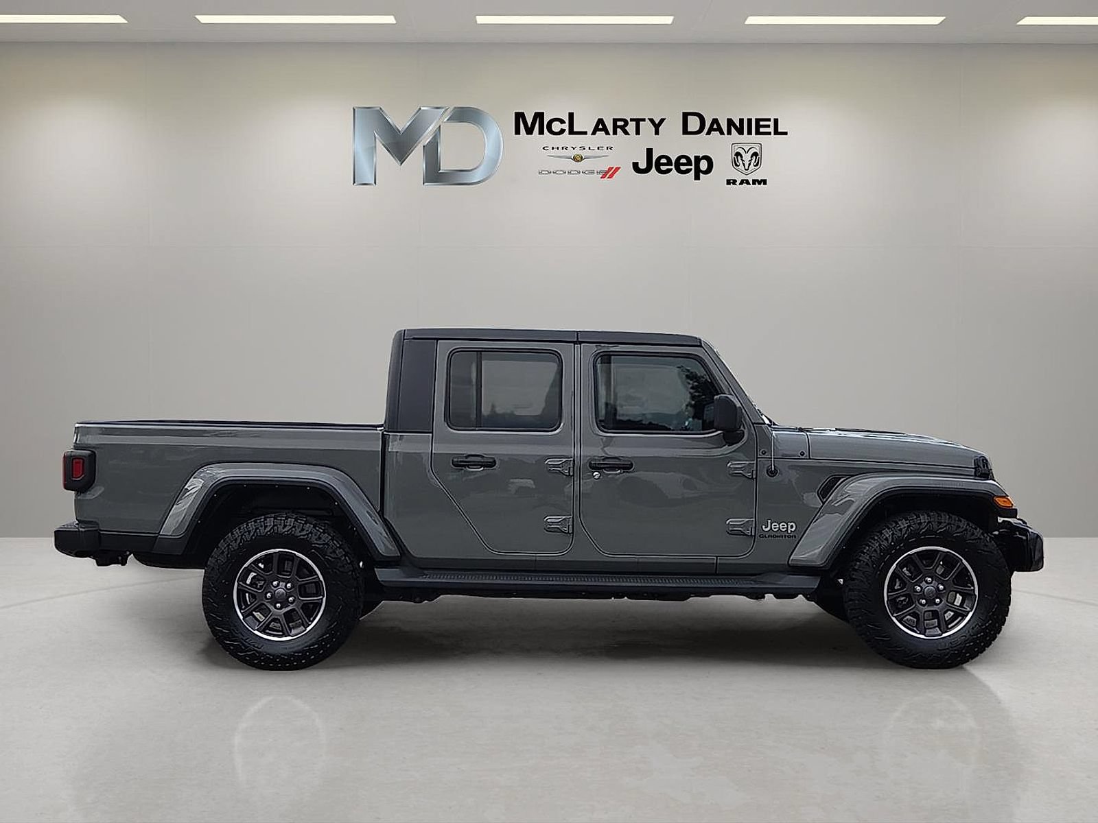 Used 2022 Jeep Gladiator Overland w/ Popular Equipment Package AWD/4WD image 6