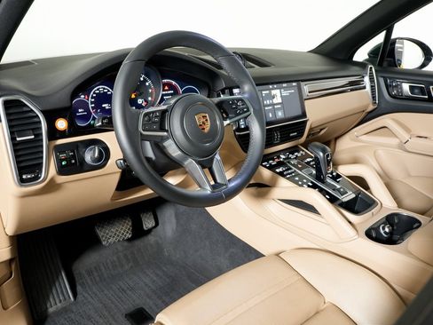 Certified 2021 Porsche Cayenne image 4