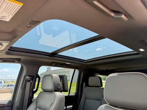 Used 2021 Chevrolet Suburban Premier AWD/4WD image 31
