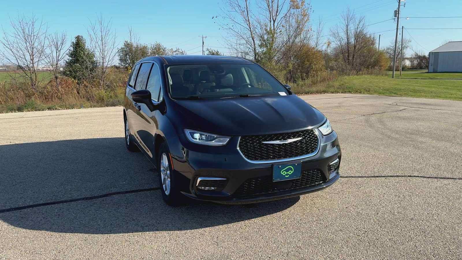 Used 2023 Chrysler Pacifica Touring-L w/ Uconnect Theater Family Group FWD image 5