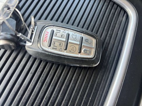 Used 2023 Chrysler Pacifica Touring-L FWD image 27