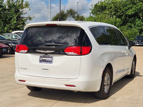 Used 2023 Chrysler Voyager LX FWD image 9