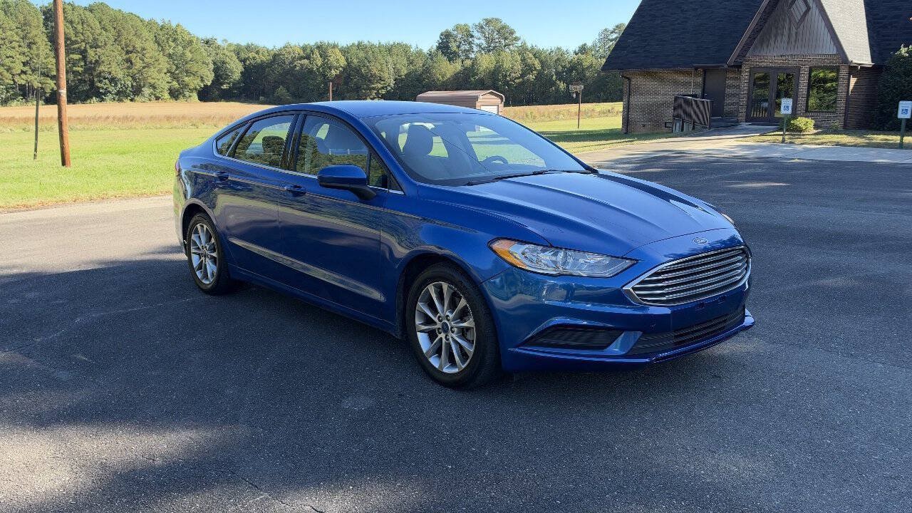 Used 2017 Ford Fusion SE w/ Fusion SE Technology Package FWD image 2