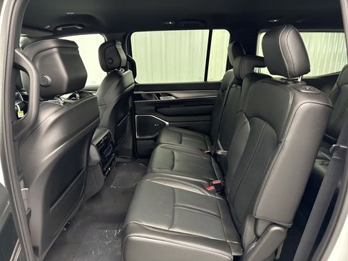 Used 2025 Jeep Wagoneer 2WD image 12