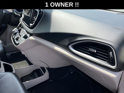 Used 2023 Chrysler Pacifica Touring-L FWD image 32