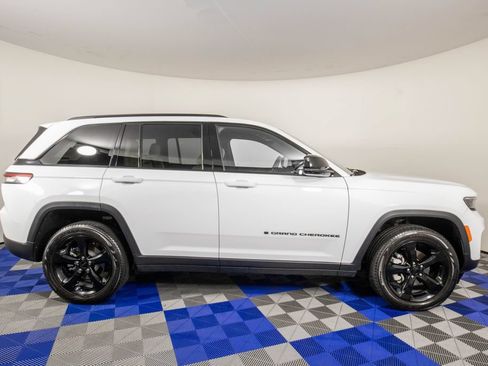 Used 2025 Jeep Grand Cherokee Limited w/ Black Appearance Package AWD/4WD image 5