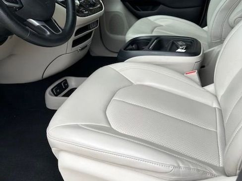Used 2021 Chrysler Voyager Lxi image 13